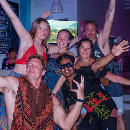 Mad Monkey Kuta Lombok Hostel Ngoại thất bức ảnh