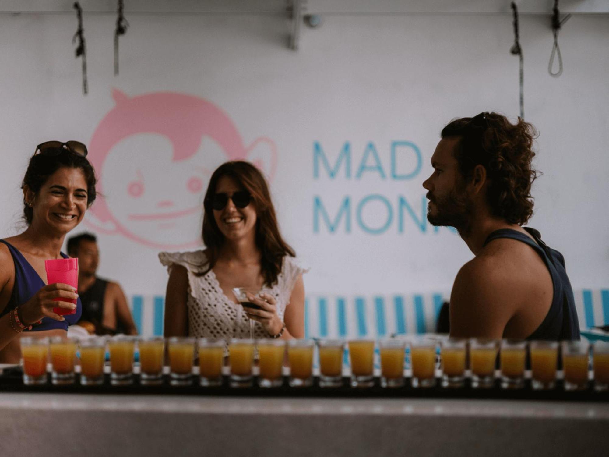 Mad Monkey Kuta Lombok Hostel Ngoại thất bức ảnh